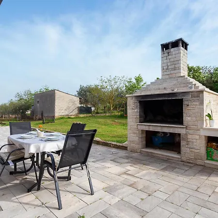 Nice Home In Pula With Wifi *