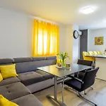 Nice Home In Pula With Wifi Hébergement de vacances
