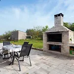 Nice Home In Pula With Wifi *
