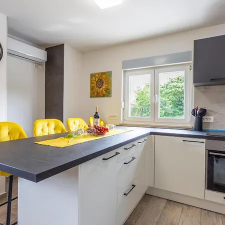 Nice Home In Pula With Wifi プーラ